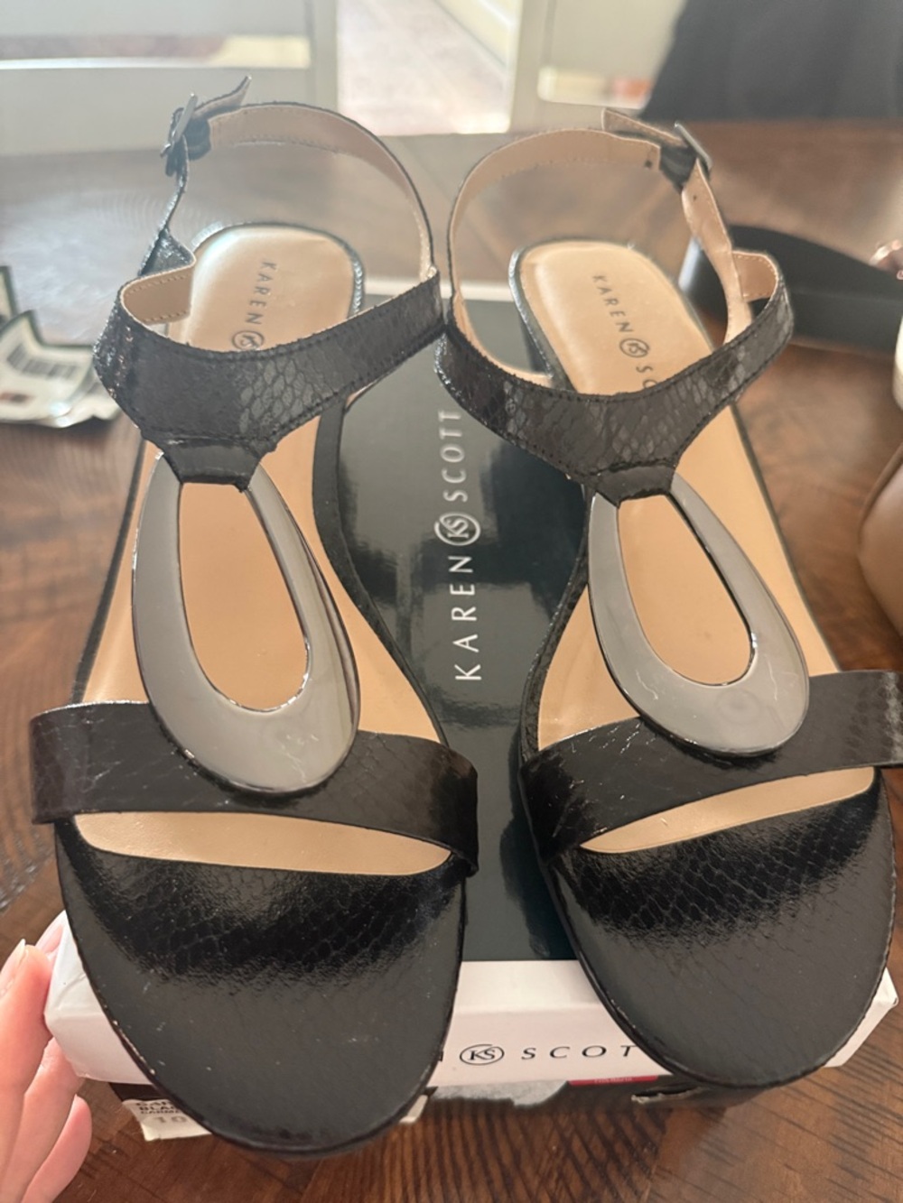 NEW Carmeyy Karen Scott Black T-Strap Sandals